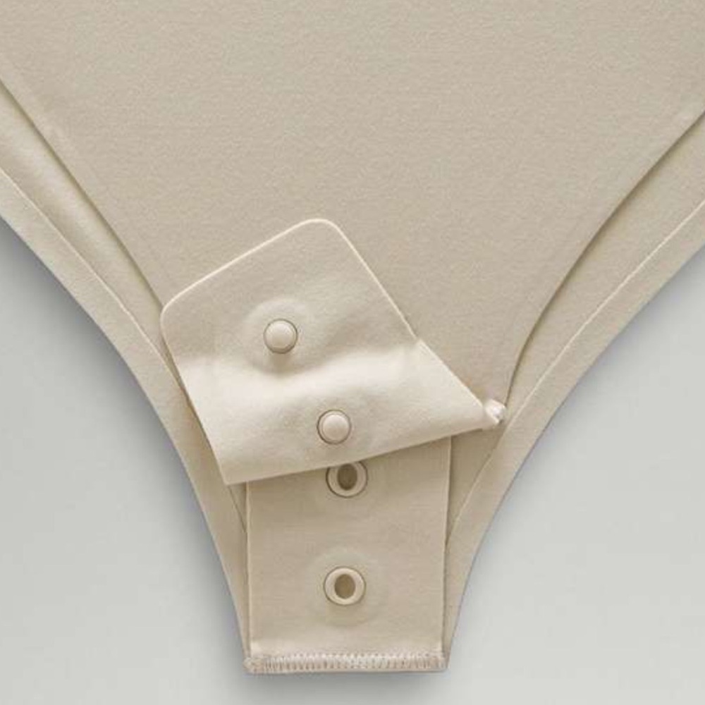 187. NWT Lululemon Wundermost Ultra-Soft Nulu High-Neck Bodysuit
Mojave Tan - Picture 4 of 10